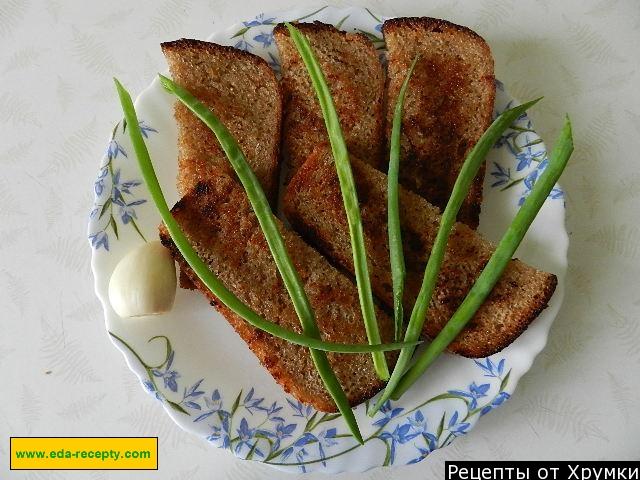 Garlic croutons of black bread with garlic