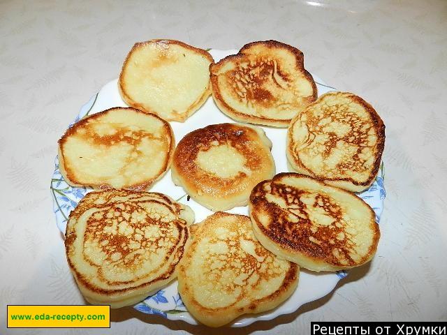 Pancakes with cottage cheese and sour cream