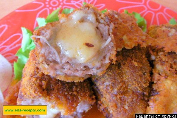 Cutlets of three types of meat with cheese and garlic