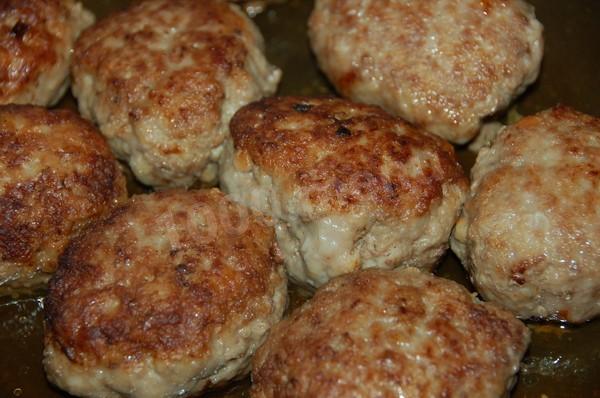 Minced pork and beef patties with bacon and black bread