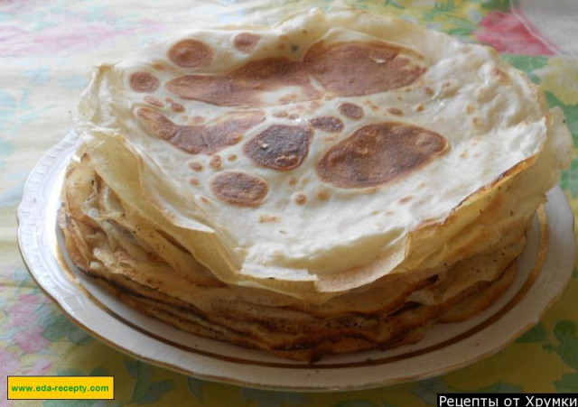 Pancakes with water and eggs with powdered sugar thin