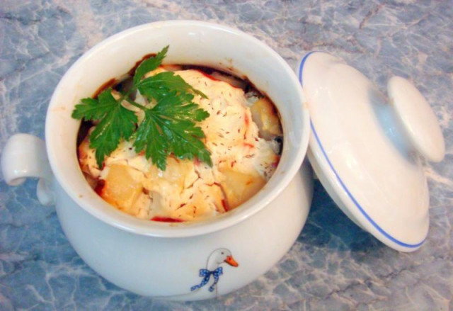 Meat with cauliflower and string beans in pots