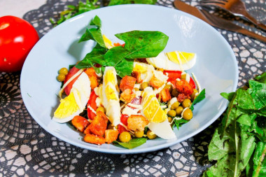 Dandelion leaf salad with egg and tomatoes