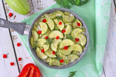 Zucchini stewed in sour cream