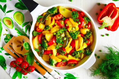 Stewed potatoes with vegetables in a frying pan