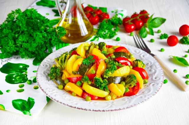 Stewed potatoes with vegetables in a frying pan