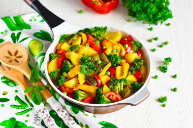 Stewed potatoes with vegetables in a frying pan