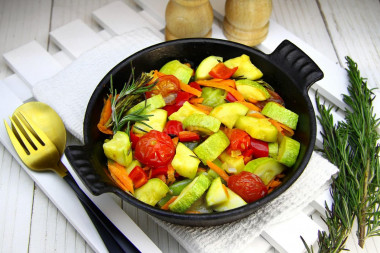 Stewed zucchini with vegetables in a frying pan