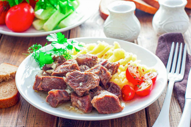 Kremlin-style beef in a slow cooker