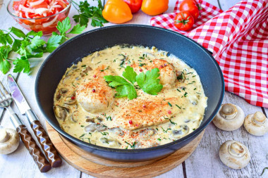 Chicken breast with mushrooms in cream sauce