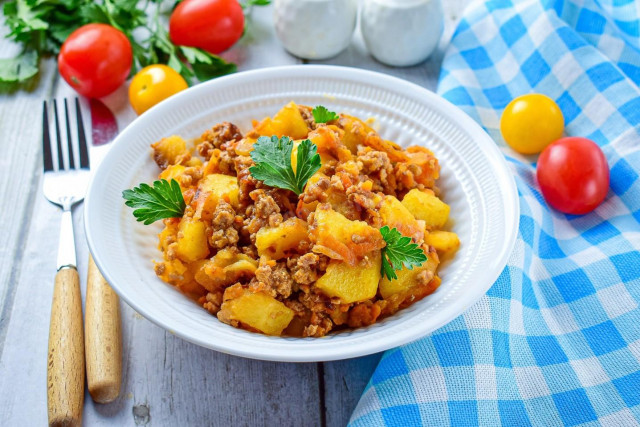 Stewed potatoes with minced meat