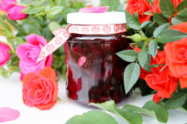 Jam from tea rose petals