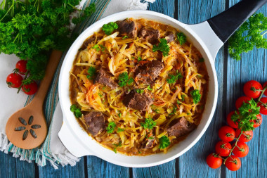 Liver stewed with cabbage