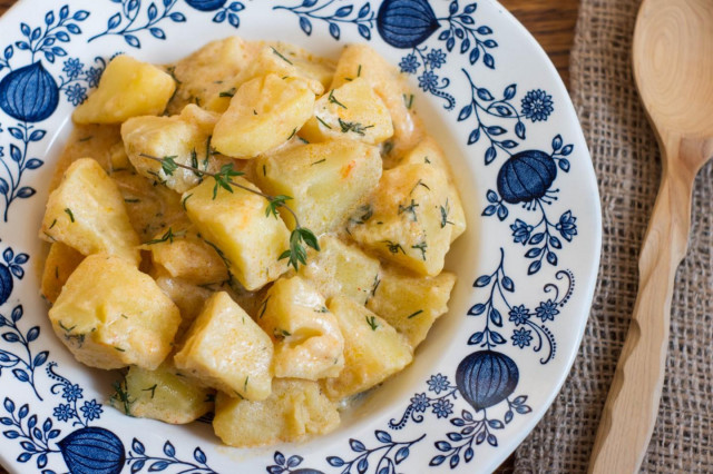 Stewed potatoes in sour cream