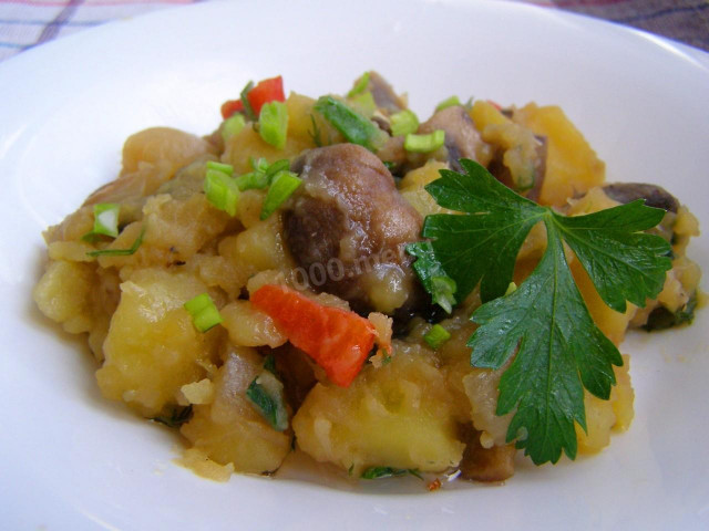 Stewed potatoes with mushrooms