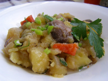 Stewed potatoes with mushrooms