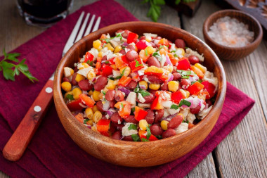 Salad with canned red beans and chicken