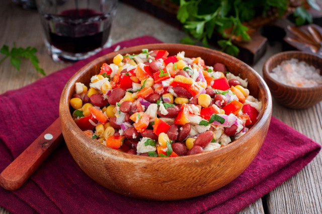 Salad with canned red beans and chicken