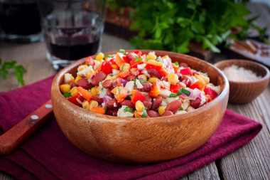 Salad with canned red beans and chicken