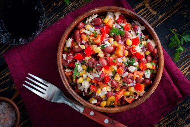 Salad with canned red beans and chicken