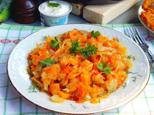 Braised cabbage with pumpkin and carrots