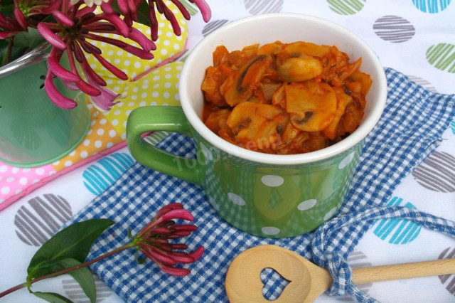 Stewed cabbage with mushrooms