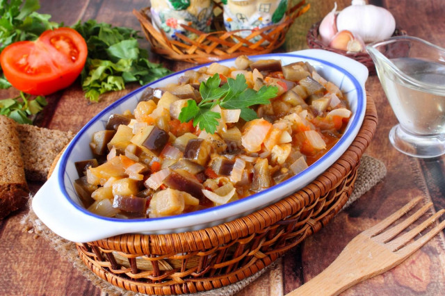 Stewed eggplant with tomatoes and garlic