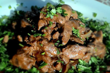 Pork liver stewed with sour cream