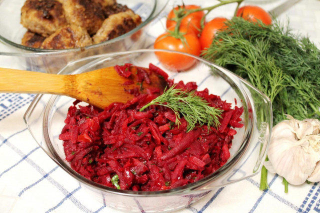 Stewed beetroot with tomatoes, garlic, carrots and onions