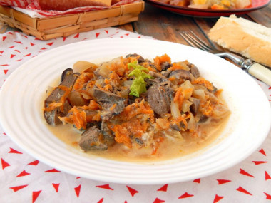 Beef liver stewed in sour cream