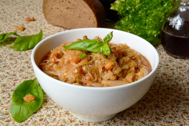 Stewed cabbage with raisins