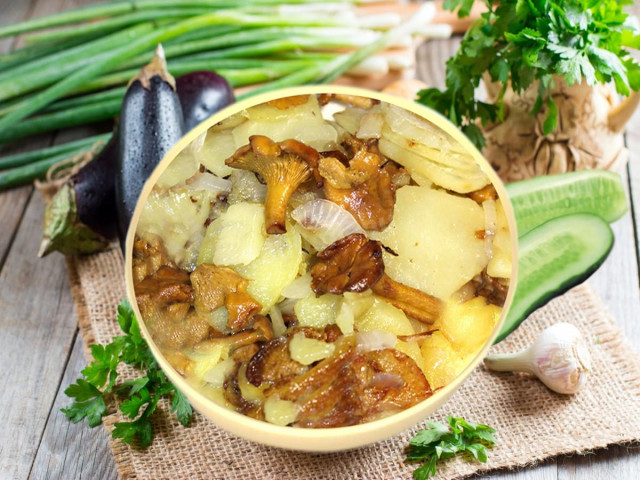 Stewed chanterelles with potatoes