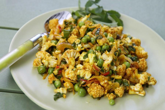 Stewed cauliflower in a slow cooker