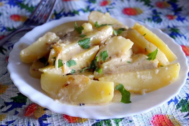 Potatoes stewed in milk with dried onions