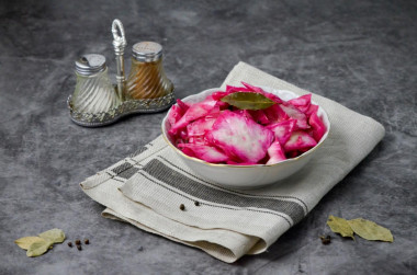 Cabbage with garlic and beetroot