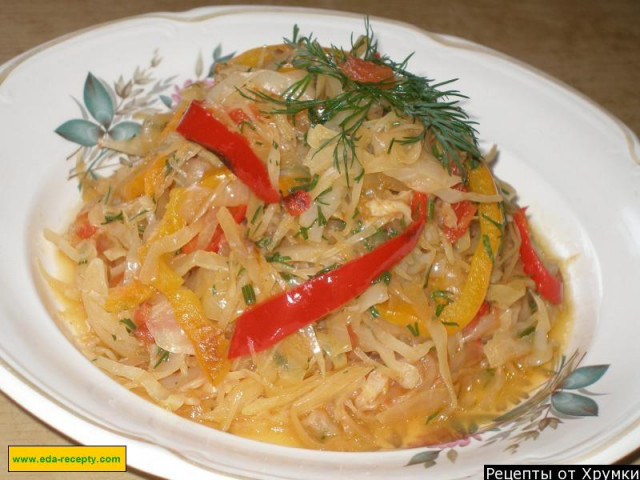 Lean cabbage stewed with bell peppers and tomatoes