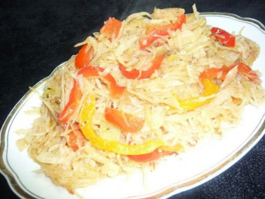 Lean cabbage stewed with bell peppers and tomatoes