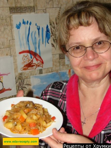 Stewed potato stew with cabbage and pasta in a frying pan