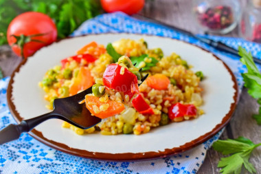 Bulgur with vegetables in a frying pan