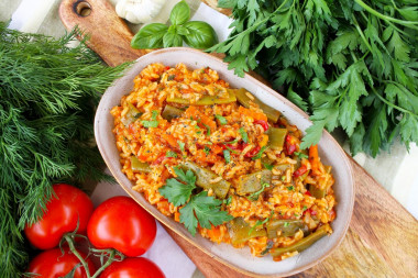 Rice with string beans in tomato sauce