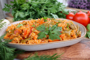 Rice with string beans in tomato sauce