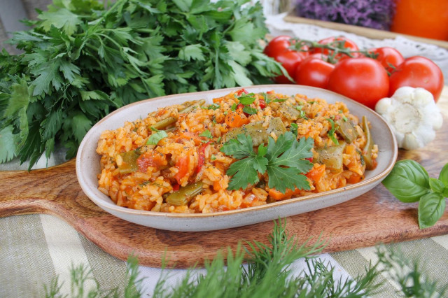 Rice with string beans in tomato sauce