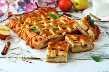 Apple pie made from yeast dough in the oven