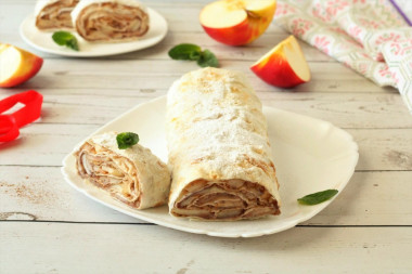 Pita bread strudel with apples in the oven