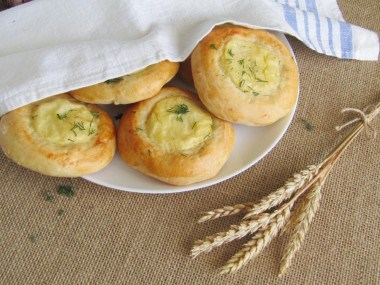 Shanezhki with shangi potatoes in the oven