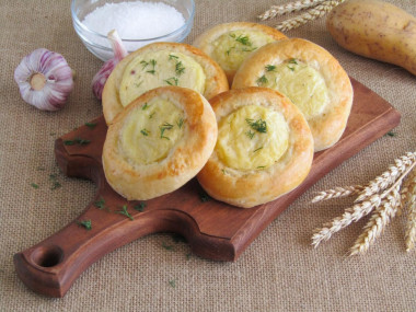 Shanezhki with shangi potatoes in the oven