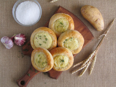 Shanezhki with shangi potatoes in the oven