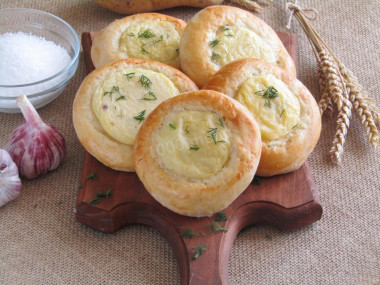 Shanezhki with shangi potatoes in the oven