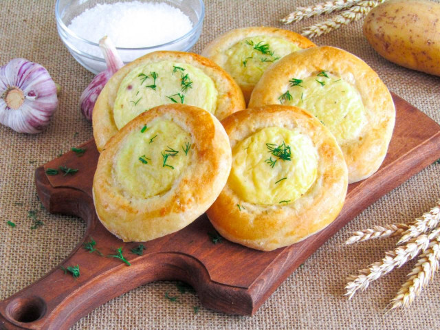 Shanezhki with shangi potatoes in the oven