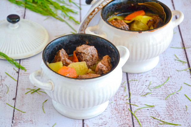 Beef in pots with potatoes